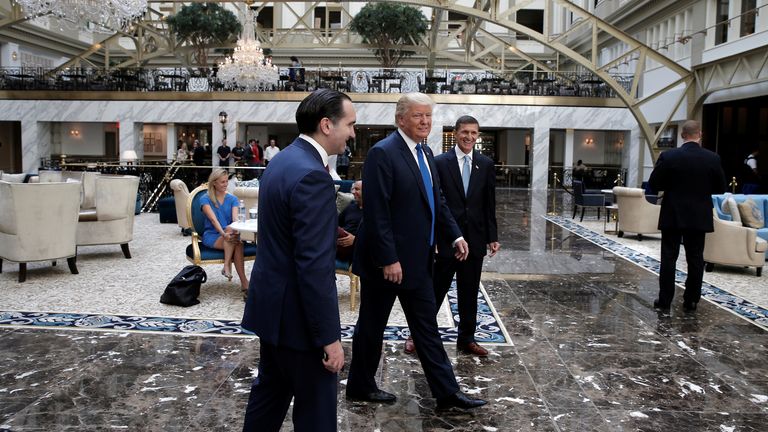 M. Trump marchant dans l'atrium de son hôtel en 2016