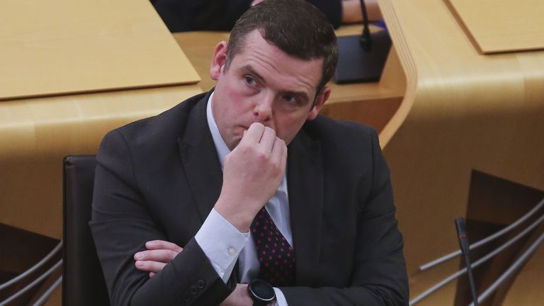Le chef des conservateurs écossais Douglas Ross lors d'une mise à jour des MSP sur les modifications apportées aux restrictions de Covid-19, au Parlement écossais à Holyrood, Édimbourg.  Date de la photo : mardi 5 octobre 2021.
