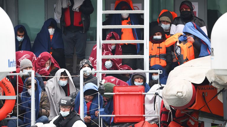 Des migrants à bord d'un bateau de sauvetage des forces frontalières attendent de débarquer dans le port de Douvres, après avoir traversé la Manche, à Douvres, en Grande-Bretagne, le 24 novembre 2021. REUTERS/Henry Nicholls