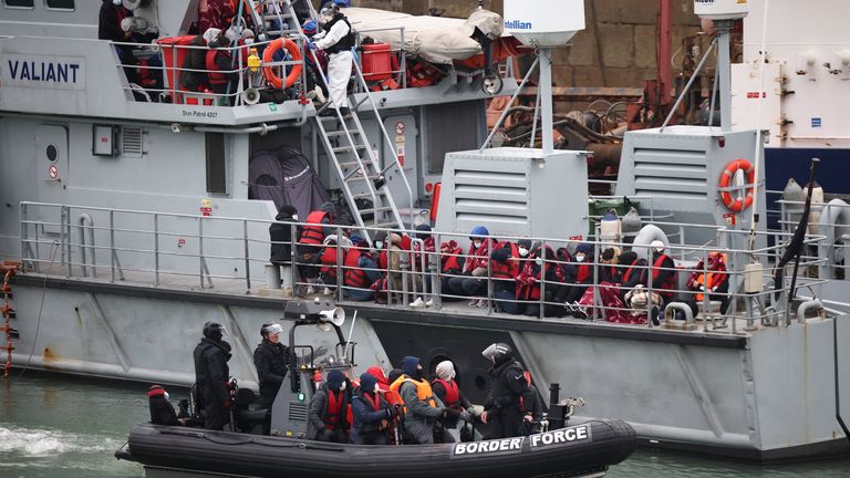 Des migrants à bord d'un bateau de sauvetage des forces frontalières attendent de débarquer dans le port de Douvres, après avoir traversé la Manche, à Douvres, en Grande-Bretagne, le 24 novembre 2021. REUTERS/Henry Nicholls