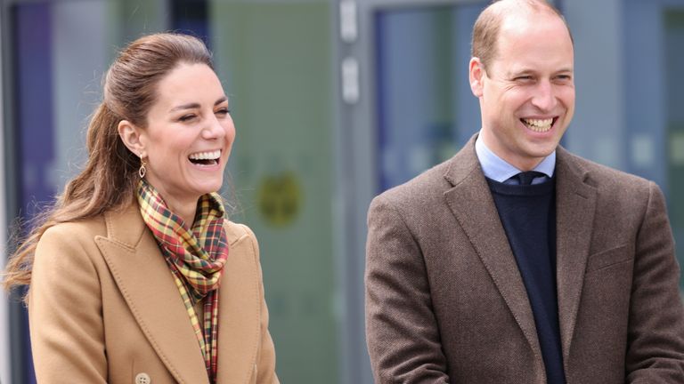 شاهزاده بریتانیایی ویلیام، دوک کمبریج و کاترین، دوشس کمبریج وقتی رسما بیمارستان بالفور، اورکنی را در کرکوال، اسکاتلند، بریتانیا افتتاح کردند، 25 مه 2021 کریس جکسون / استخر از طریق رویترز می خندند.