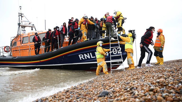 Des migrants sont débarqués à bord d'un canot de sauvetage de la RNLI, après avoir traversé la Manche, à Dungeness, en Grande-Bretagne, le 24 novembre 2021. REUTERS/Henry Nicholls