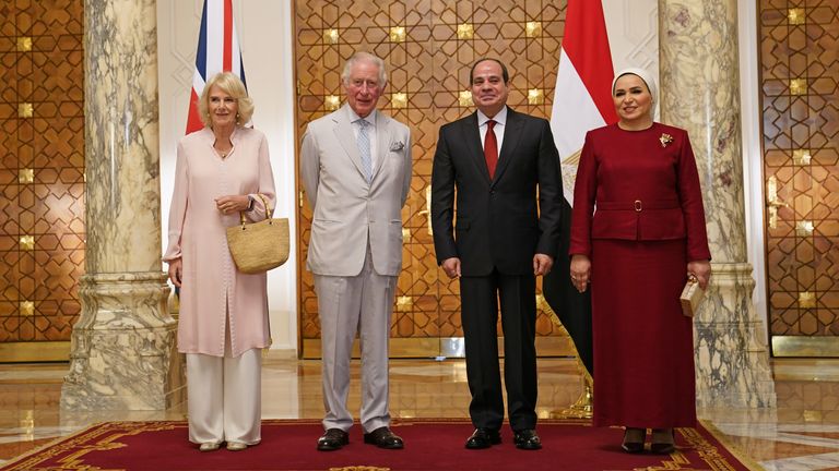 (De gauche à droite) Le prince de Galles et la duchesse de Cornouailles rencontrent le président égyptien, Abdel Fattah el-Sisi, et la première dame, Entissar Amer, au palais Al-Ittahadiya au Caire, le troisième jour de leur tournée de Moyen-orient.  Date de la photo : jeudi 18 novembre 2021.