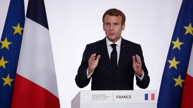 Emmanuel Macron avec la version bleu marine du drapeau français.  Photo : AP
