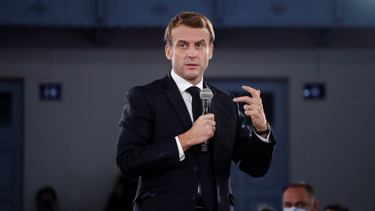 Der französische Präsident Emmanuel Macron hält eine Rede bei einem Treffen in "Bekannter Godin de Guise"