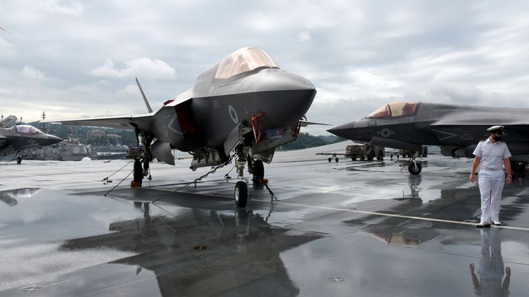 Les chasseurs furtifs F35B de la Royal Air Force sont pontés sur le porte-avions HMS Queen Elizabeth à la base navale américaine de Yokosuka, dans la préfecture de Kanagawa, le 6 septembre 2021. Le flattop britannique a fait une escale historique au Japon depuis des décennies et Le Japon, le Royaume-Uni et les États-Unis visent à renforcer les relations tripatites.  (Le Yomiuri Shimbun via AP Images) PIC:AP