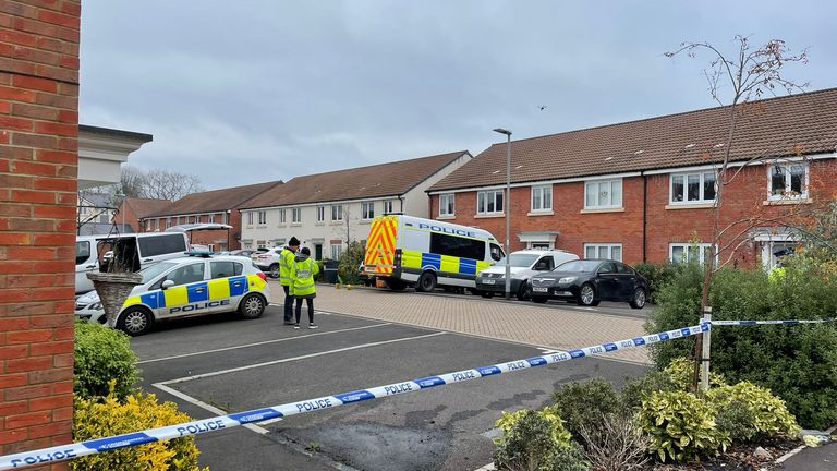 Police sur place - Deux hommes soupçonnés de meurtre ont été arrêtés après qu'un homme et une femme ont été tués dans un village du Somerset.  L'homme et la femme, tous deux dans la trentaine, ont été retrouvés avec des blessures graves à une adresse à Dragon Rise à Norton Fitzwarren vers 21h45 dimanche, a annoncé la police d'Avon et de Somerset.