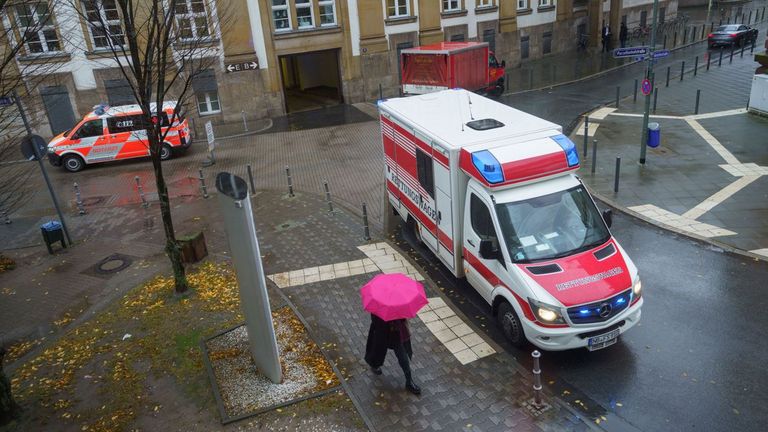 تصویر آمبولانس در مقابل دادگاه عالی منطقه فرانکفورت.  تصویر: AP