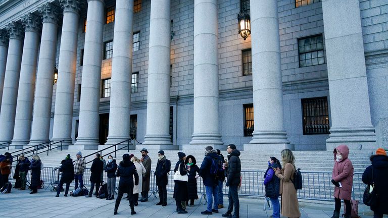 تعدادی از مردم، عمدتا روزنامه نگاران، منتظر ورود به دادگاه برای شروع محاکمه گیسلین ماکسول در نیویورک هستند.