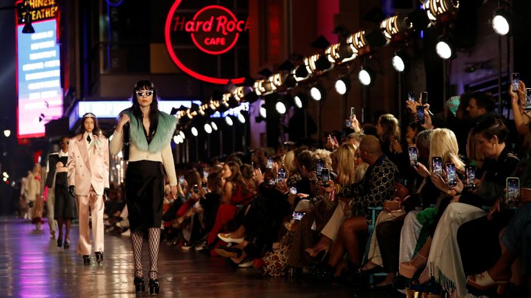 Des mannequins marchent sur le trottoir d'Hollywood Blvd lors du défilé de mode Gucci Love Parade à Los Angeles, Californie, États-Unis, le 2 novembre 2021. REUTERS/Mario Anzuoni