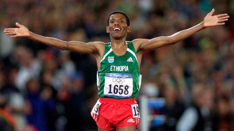 Haile Gebrselassie célébrant sa victoire lors de la finale du 10 000 hommes aux Jeux olympiques de Sydney en 2000