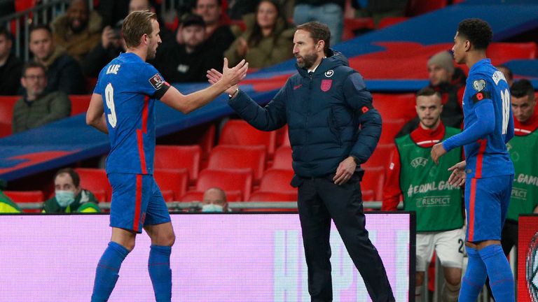 L'Anglais Harry Kane serre la main du manager anglais Gareth Southgate alors qu'il est remplacé lors du match de qualification du groupe I de la Coupe du Monde 2022 entre l'Angleterre et l'Albanie au stade de Wembley à Londres, le vendredi 12 novembre 2021 (AP Photo/Ian Walton)