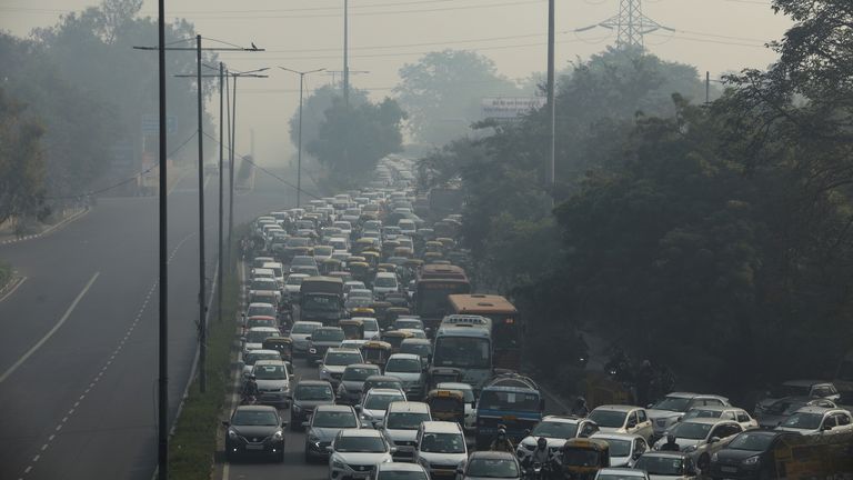Vehicles are seen shrouded in smog in New Delhi, India, November 17, 2021. REUTERS/Anushree Fadnavis
