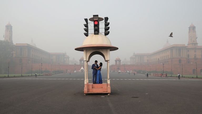 A couple poses during a pre-wedding photo shoot near India&#39;s Presidential Palace which is shrouded in smog, in New Delhi, India, November 5, 2021. REUTERS/Anushree Fadnavis
