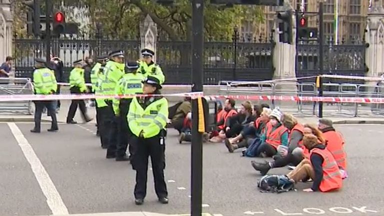 Manifestantes de Insulate Britain se pegan a la Plaza del Parlamento