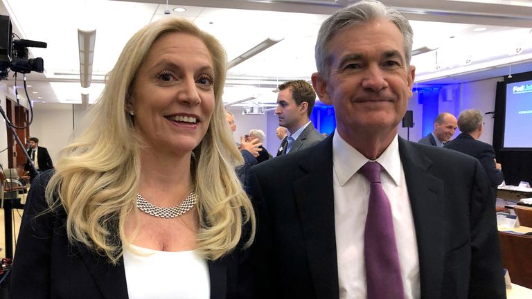 FOTO DE FIȘAR: Președintele Rezervei Federale, Jerome Powell, pozează cu guvernatorul Rezervei Federale Lyle Brainard (stânga) la Banca Rezervei Federale din Chicago, în Chicago, Illinois, SUA, 4 iunie 2019. REUTERS/Ann Sapphire/File Photo