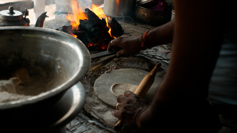 S'il vous plaît garder le crédit Le charbon est utilisé pour alimenter les feux pour cuisiner à Jharia.  Photo : Dean Massey