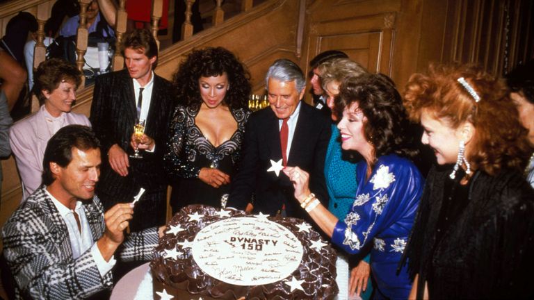 Joan Collins, John Forsythe, Linda Evans et Dynasty Cast célèbrent leur 150e épisode en 1986. Pic : 3217767Globe Photos/MediaPunch/IPX/AP