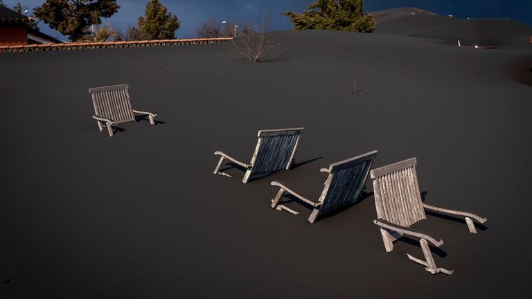 Ash deckt die Stühle auf dem Balkon eines Hauses zu, während der Vulkan weiter ausbricht.  Bild: AP