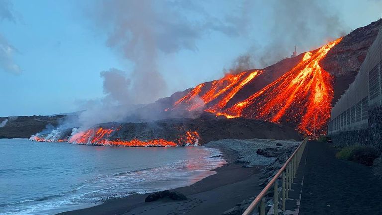 Vom Vulkan Cumbre Vieja ausgespuckte Lava erreicht den Atlantischen Ozean am Strand von Los Guirres in diesem Handout-Foto, das vom spanischen Verkehrsministerium auf der Kanareninsel La Palma, Spanien, 10. November 2021 veröffentlicht wurde. Spanisches Verkehrsministerium / Verteilung über REUTERS ACHTUNG REDAKTIONEN - DIESES BILD WURDE VON EINEM DRITTEN BEREITGESTELLT.  KEINE VERKÄUFE.  KEIN ARCHIV.  OBLIGATORISCHES KREDIT.