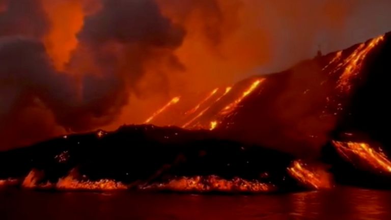 La lava brilla y el humo se eleva mientras el volcán Cumbre Vieja continúa en erupción en la isla canaria de La Palma, España, el 10 de noviembre de 2021 en esta imagen fija obtenida de un video publicado en las redes sociales el 11 de noviembre de 2021 Cortesía de Involcan/a través de REUTERS ESTA IMAGEN FUE PROPORCIONADO POR UN TERCERO.  CRÉDITO OBLIGATORIO.  SIN REVENTA.  SIN ARCHIVOS.  NO HAGA CLARO EL LOGOTIPO.