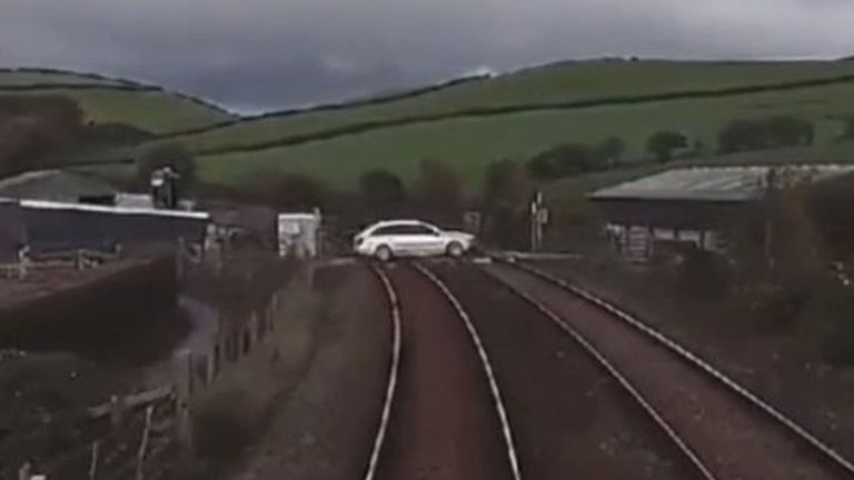 Near-miss on level crossing as motorist ignores signals to stop