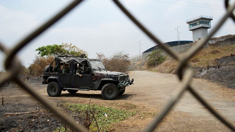Les services de sécurité patrouillent devant la célèbre prison de Guayaquil.  (fichier photo)