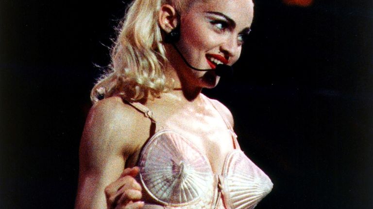 Madonna dans son célèbre haut de soutien-gorge conique dessiné par Jean Paul Gaultier, lors de la tournée Blonde Ambition à Philadelphie.  Photo : AP Photo/Sean Kardon