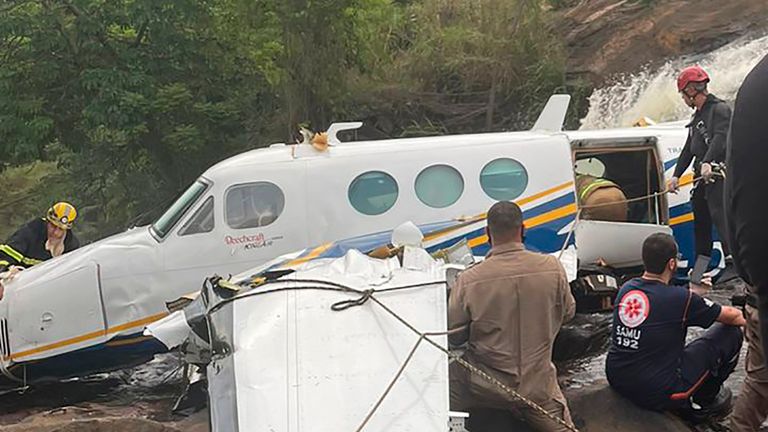 Sur cette photo publiée par la police civile, les pompiers fouillent les débris sur le site de l'écrasement d'un avion dans l'État de Minas Gerais, au Brésil, le vendredi 5 novembre 2021. Marilia Mendonca, l'une des chanteuses les plus populaires du Brésil et une Lauréate d'un Grammy latin, est décédée vendredi dans un accident d'avion alors qu'elle se rendait à un concert.  Elle avait 26 ans. L'avion s'est écrasé entre la ville natale de Mendon, Goiania, et Caratinga, une petite ville de l'État du Minas Gerais située au nord de Rio de Janeiro.  (AP Photo/Police Civile) ..