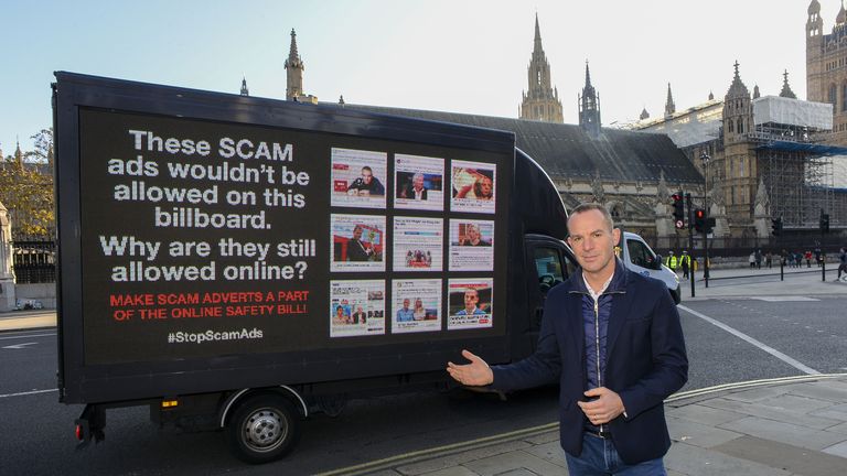 Martin Lewis aux côtés de sa camionnette soulignant les dangers des publicités frauduleuses devant le Parlement à Westminster, Londres