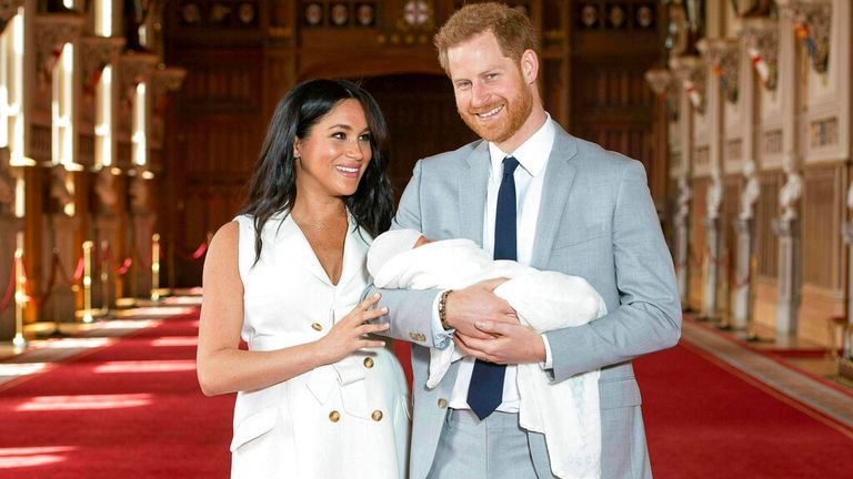 Harry et Meghan sourient fièrement avec leur fils nouveau-né, Archie, en mai 2019 Pic: AP 