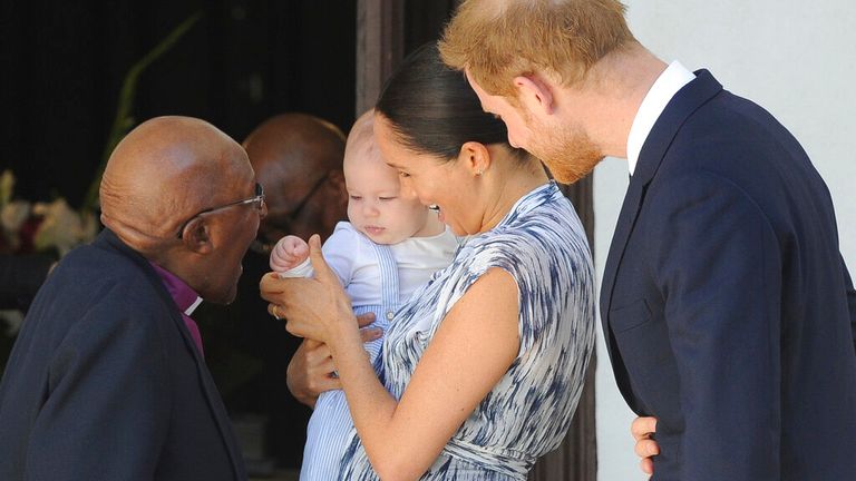 Meghan et Harry présentent Archie à l'archevêque émérite, Desmond Tutu, à Cape Town, Afrique du Sud Pic: AP 