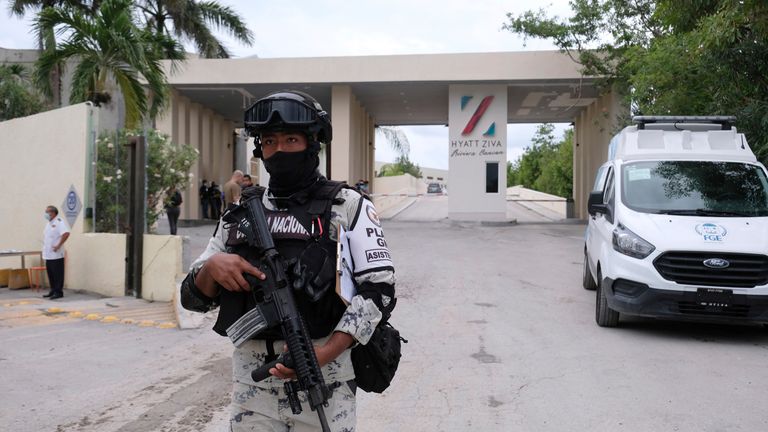 Kendaraan polisi memasuki halaman sebuah hotel setelah konfrontasi bersenjata di dekat Puerto Morelos, Meksiko.  foto: AP