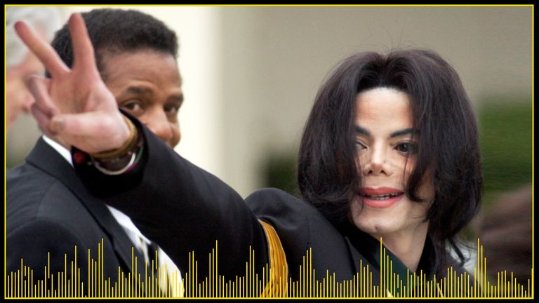 Une foule des fans les plus fidèles de Michael Jackson se réunissait chaque jour devant le court