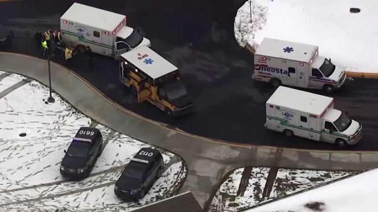 آمبولانس ها در مقابل مدرسه در میشیگان صف کشیده اند