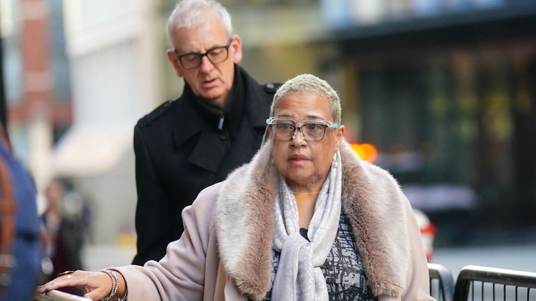 Mina Smallman, la mère de Nicole Smallman et de Bibaa Henry, arrive à l'Old Bailey à Londres où deux agents de la police métropolitaine comparaissent pour inconduite dans une fonction publique.  Date de la photo : mardi 2 novembre 2021.