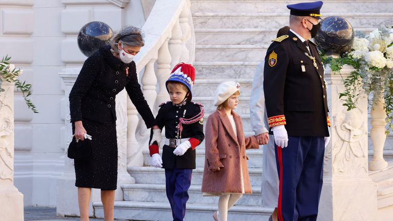 Принц Альберт (спереди справа) со своими детьми и принцесса Каролина Ганноверская (слева) во время празднования Национального дня