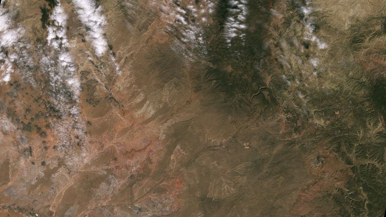 Di Amerika Serikat bagian barat, di tempat-tempat seperti Navajo Nation, seperti terlihat pada gambar Landsat 9 ini, Landsat dan data satelit lainnya membantu orang memantau kondisi kekeringan dan mengelola air irigasi.