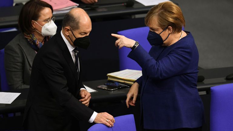 Le candidat du Parti social-démocrate (SPD) allemand pour le chancelier Olaf Scholz et la chancelière allemande Angela Merkel assistent à une session de la chambre basse du Parlement allemand, le Bundestag pour voter sur les nouvelles mesures proposées pour faire face à un récent pic de la maladie à coronavirus (COVID- 19 ), à Berlin, Allemagne, le 18 novembre 2021. REUTERS/Annegret Hilse