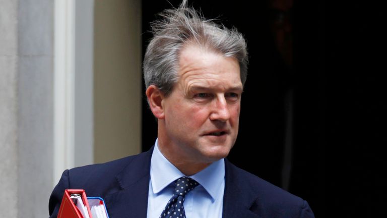 Le secrétaire d'État britannique pour l'Irlande du Nord, Owen Paterson, quitte le 10 Downing Street après une réunion du cabinet, dans le centre de Londres, le 15 juin 2010. REUTERS/Andrew Winning (GRANDE-BRETAGNE - Tags: POLITIQUE AFFAIRES)