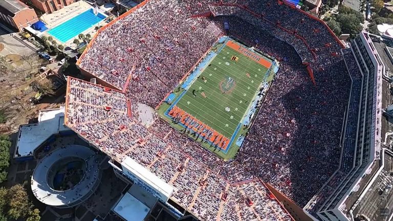 Soldiers parachute into Florida Gators football game
