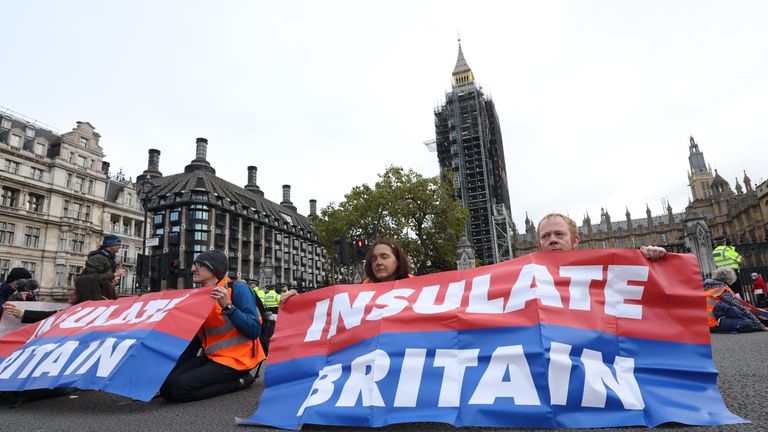 Les manifestants d'Isulate Britain bloquent Great George Street sur la place du Parlement, au centre de Londres.  Date de la photo : jeudi 4 novembre 2021.