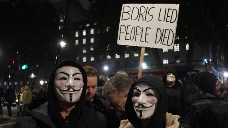 labyrint Rationel Kamp Million Mask March protesters in Guy Fawkes masks clash with police outside  Parliament on Bonfire Night with 12 arrests | UK News | Sky News