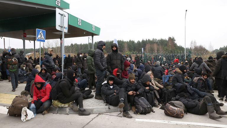 Migrants gather on the Belarusian-Polish border in an attempt to cross it at the Bruzgi-Kuznica Bialostocka border crossing, Belarus November 15, 2021. Oksana Manchuk/BelTA/Handout via REUTERS ATTENTION EDITORS - THIS IMAGE HAS BEEN SUPPLIED BY A THIRD PARTY. NO RESALES. NO ARCHIVES. MANDATORY CREDIT.
