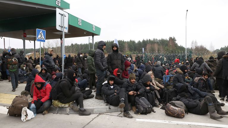 Migrants gather on the Belarusian-Polish border in an attempt to cross it at the Bruzgi-Kuznica Bialostocka border crossing, Belarus November 15, 2021. Oksana Manchuk/BelTA/Handout via REUTERS ATTENTION EDITORS - THIS IMAGE HAS BEEN SUPPLIED BY A THIRD PARTY. NO RESALES. NO ARCHIVES. MANDATORY CREDIT.
