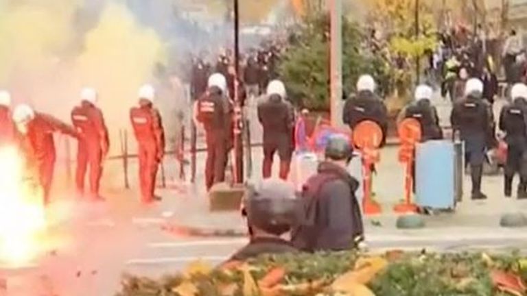 Çevik kuvvet polisi Brüksel'deki COVID kısıtlama protestocularını geri itti