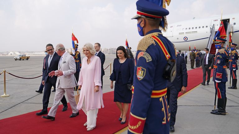 Le prince de Galles et la duchesse de Cornouailles arrivent à l'aéroport du Caire en Égypte depuis la Jordanie et sont accueillis par Gareth Bayley, l'ambassadeur du Royaume-Uni en Égypte, et son épouse, Sara Fawcett, le troisième jour de leur tournée au Moyen-Orient.  Date de la photo : jeudi 18 novembre 2021.