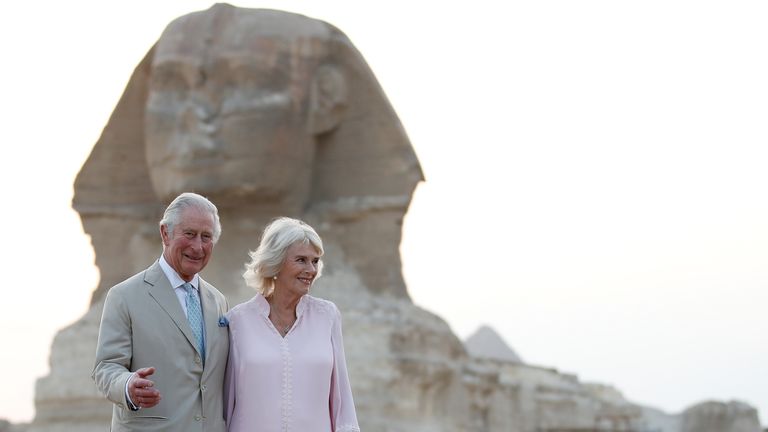 Le prince britannique Charles, prince de Galles, et Camilla, duchesse de Cornouailles, posent devant le Sphinx, à la périphérie du Caire, en Égypte, le 18 novembre 2021. REUTERS/Peter Nicholls