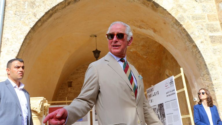 Le prince Charles à Umm Qais, en Jordanie.  Photo : AP