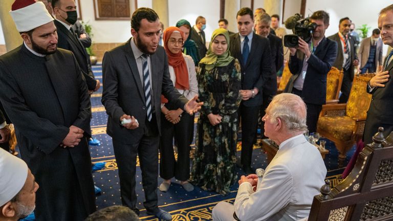 Le prince de Galles assiste à une réception interconfessionnelle à la mosquée Al Azhar au Caire, en Égypte, le troisième jour de sa tournée au Moyen-Orient avec la duchesse de Cornouailles.  Date de la photo : jeudi 18 novembre 2021.